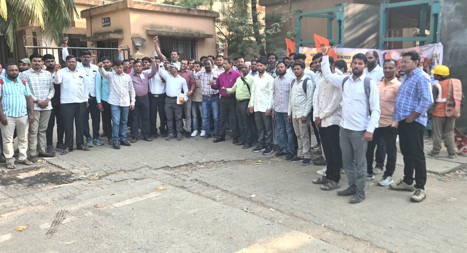 वीज कंत्राटी कामगारांचे राज्यव्यापी आंदोलन; २६ जिल्ह्यांतील १० हजार कामगारांचा सहभाग